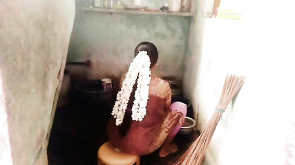 बर्तन साफ ​​करते समय देसी स्टेपाउंटी ब्लोजॉब