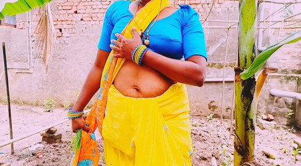 गांव का आउटडोर. खूबसूरत साड़ी वाली गाँव की नौकरानी की मकान मालिक के साथ चुदाई। तेलुगु गंदी बातें.