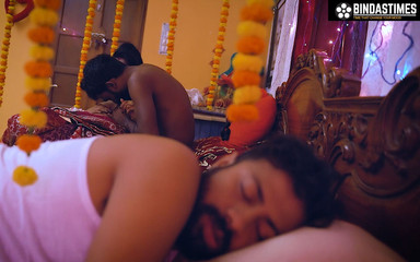 नई नवेली पत्नी अपने पति के सामने अपने बॉय फ्रेंड से चुदाई करती है