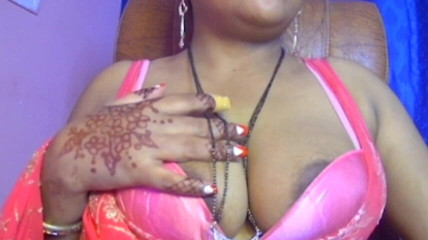 हॉट देसी सेक्सी खूबसूरत स्तन वाली लड़की ब्रा में से अपने स्तन दिखाती है और अपने स्तन दबाती है, और खड़े होकर सेक्स के लिए पागल हो जाती है।