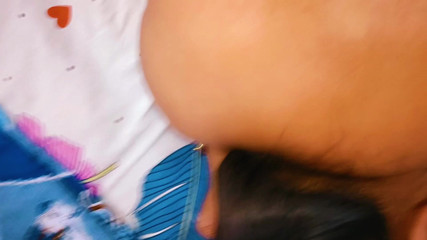 देसी खूबसूरत लड़की आनंद ले रही है और मजा कर रही है