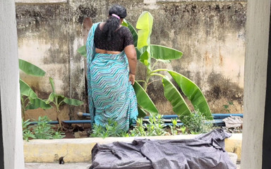 सौतेली माँ बगीचे में काम कर रही थी और मैंने उसके साथ सेक्स किया