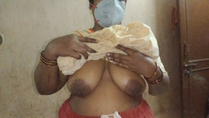 तमिल विरोधी उमा उसके पास गई और धीरे से उसके नारीत्व को सहलाया और फिर अपना हाथ नीचे करके दूसरी ओर देखा