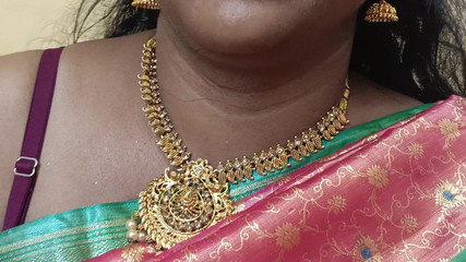 साड़ी पहनने वाली गृहिणी