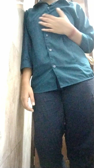 हॉट इंडियन जिम ट्रेनर लड़की अपने शरीर को ताज़ा करती है हॉट भारतीय लड़की