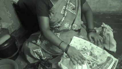 स्टेपाउंटी होम वर्किंग स्तन दबाते हुए पति के साथ