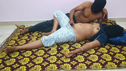 पहली बार अपने दोस्तों की सौतेली बहन से मिलें और चोदें