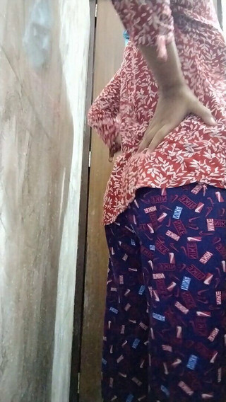 भारतीय किशोरी बाथरूम में अपना शरीर दिखाती है