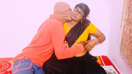 देसी सौतेला भाई सौतेली बहन को चोदने की कोशिश कर रहा है तेलुगु गंदी बातें