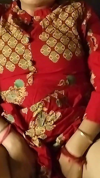 सेक्सी महिला सिगरेट पी रही है और अपने यौन अंग स्तन के निप्पल को फोरप्ले कर रही है