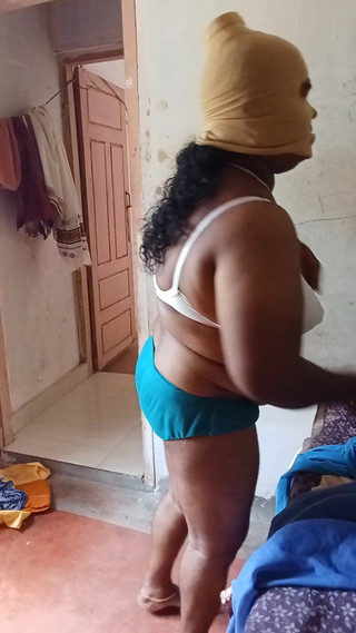 बेडरूम ड्रेस में महिला के प्रदर्शन के वीडियो बदले