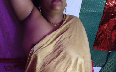 हॉट सेक्सी महिला अपनी ब्रा का हुक खोलती है, स्तन मसाज करती है, चूत में उंगली भी करती है।