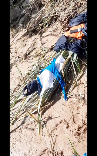 एक स्वादिष्ट श्यामला के साथ नदी में गुदा सेक्स चोदना