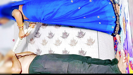 जब गरीब नौकर ने अपनी मालकिन से खाना मांगा तो मालकिन ने नौकर का लंड फाड़ने की कोशिश की और उसे खूब पीटा