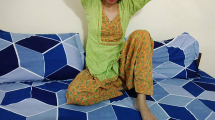 अपनी सौतेली बहन से सब कुछ मत कहो, वह मेरे साथ लापरवाह है और वह हमेशा आपके सौतेले भाई के बारे में सोचता है जिसने उसे धोखा दिया है