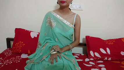 पढ़ाई के दौरान सौतेली माँ ने अपने सौतेले बेटे को स्पष्ट हिंदी ऑडियो रोलप्ले के साथ बड़े लंड से चोदा