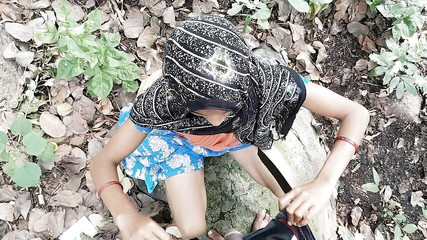 जंगल में लड़की और उसका प्रेमी