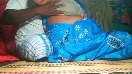 देसी हाउस वाइफ ब्वॉय फ्रेंड के साथ फिंगरिंग में व्यस्त