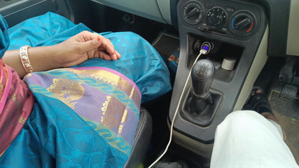 अजनबी के साथ कार में आउटडोर चुदाई की सुविधा