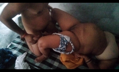 मेरी सौतेली बहन को नीचे गिराया और उसे दो बार चोदा लेकिन उसने चीखना बंद नहीं किया।