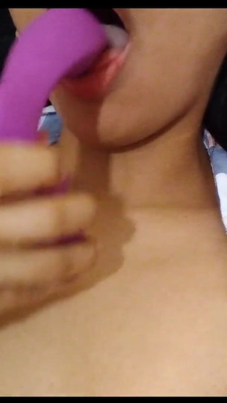 भारतीय देसी कॉलेज गर्ल फिंगरिंग और डिल्डो वाइब्रेटर के साथ हस्तमैथुन