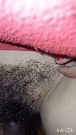 एक खूबसूरत लड़की मेरे अकेले कमरे में पहली बार सेक्स कर रही है