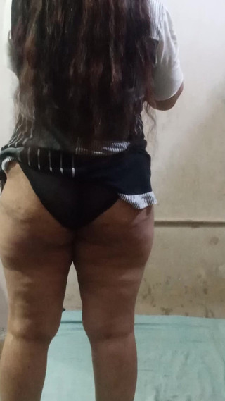 सेक्सी परिपक्व महिला फिर से अपने कपड़े बदल रही है