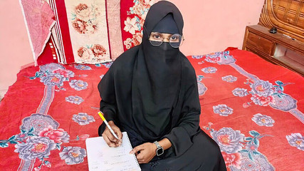 जब उसका घर खाली हो तो पागल छात्रा अपने शिक्षक के साथ सेक्स करती है