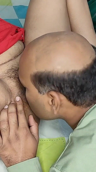 कोमल पति ने बालों वाली पत्नी की चूत को चाटा