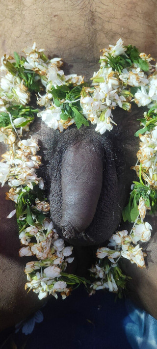 मराठी सौतेली चाची अपने सौतेले भाई को फूलों के साथ हैण्डजॉब