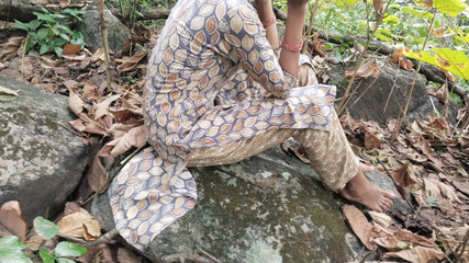 एक लड़की पहली बार अपने बॉयफ्रेंड से चुदाई कर रही थी, एक लड़की अपनी टाइट चूत स्थानीय बॉयफ्रेंड से चोद रही थी