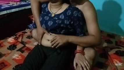 नवविवाहित जोड़े रोमांस कर रहे हैं।