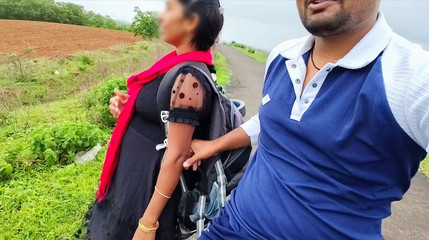 गांव की लड़की कॉलेज से घर लौट रही थी