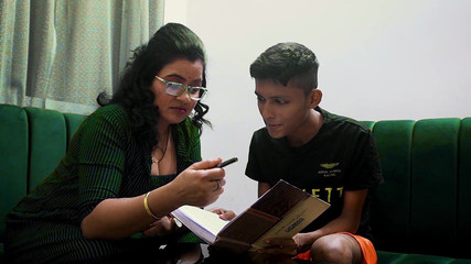 एक स्टूडेंट और उसकी सेक्सी लेडी टीचर की शरारती कहानी, पूरी मूवी