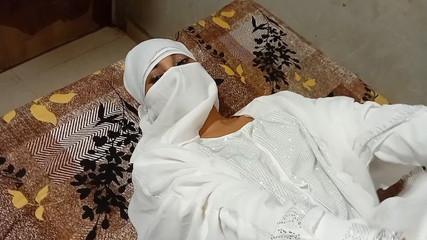 सफ़ेद हिजाब में हॉट मुस्लिम बेब को अनकट डिक द्वारा चोदा गया