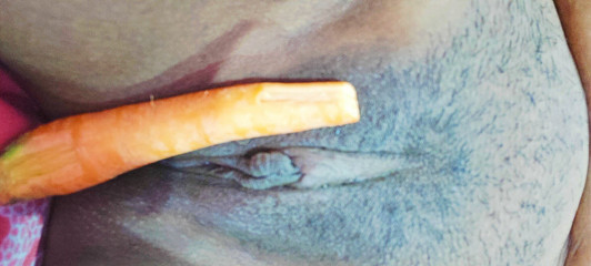 हॉट देसी भाभी पूरे मूड में गाजर के साथ अपनी चूत में उंगली कर रही हैं