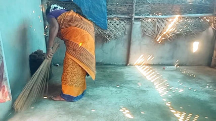 भारतीय सौतेली बहन गाँव के घर की सफाई सेक्स