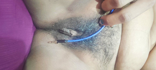 कामुक भाभी गृहिणी बेडरूम में अपनी गर्म बिल्ली को छू रही थी