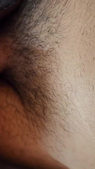 जब मैं टीवी देख रहा था तो सौतेली बहन ने मेरा लंड पकड़ लिया