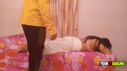 दिन 03 सौतेले बेटे ने उसकी सौतेली माँ की मालिश करते हुए उसे चोदा