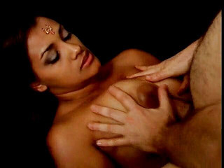 बड़े स्तन वाली भारतीय लड़की को जोर से पीटा गया