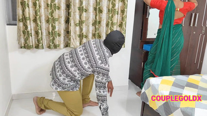 कोमल के घर में छुपकर बैठे चोर