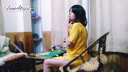 सुंदर पीली पोशाक में सेक्सी उंगलियां चाटें