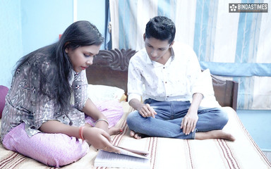 एक युवा 18+ शरारती कुंवारी लड़का अपने बड़े स्तन वाली टीचर से सेक्स चैप्टर पढ़ाने और एक पोर्न स्टार की तरह चुदाई करने के लिए कहता है