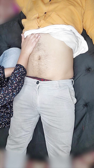 भारतीय लड़की अपने प्रेमी का पेट 2 रगड़ रही है