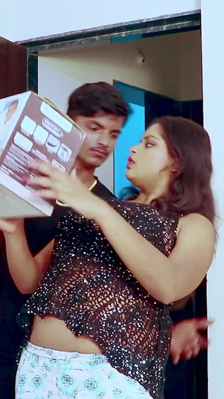 बड़े स्तन वाली महिला की डिलिवरी बॉय ने जमकर चुदाई की