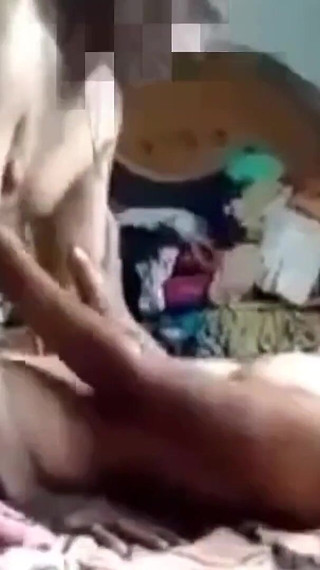 भारतीय सौतेले पिता ने धोखेबाज़ सौतेली बेटी की तंग बिल्ली की चुदाई की और वह विलाप करने लगी