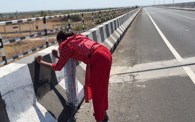 कोमल हाईवे के पुल पर खड़े ड्राइवर से छुटकारा पाने के लिए