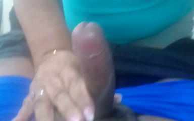 दादी अपने युवा प्रेमी को एक अच्छा हैंडजॉब देती है