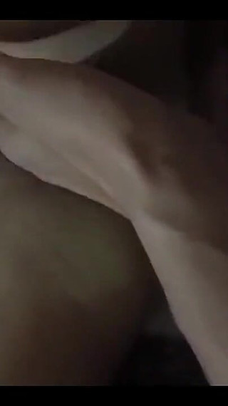 देसी पुसी कराहते हुए पूरे हाथ से पुसी के अंदर मुठ मारती है